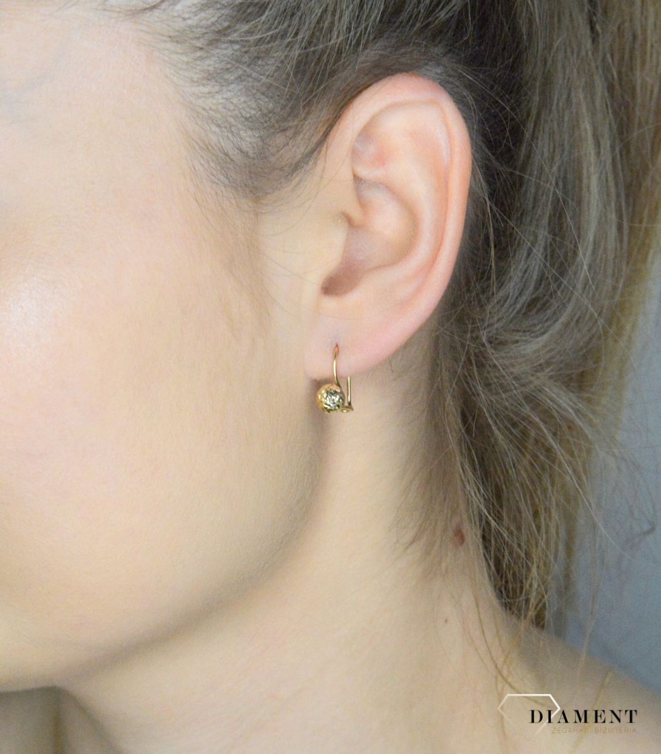 Kolczyki złote wiszące kulki grawerowane próba 375, KL 6417 375, Złote kolczyki wykonane z wysokiej jakości żółtego złota, próba 375. Kolczyki w minimalistycznym stylu, wpisujące się w obecne trendy modowe..jpg